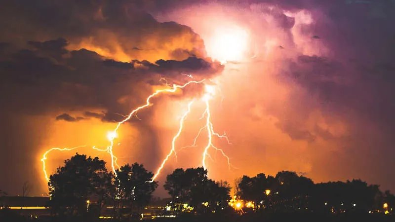 tempête et éclairs sur la Belgique