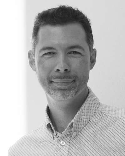 Portrait en noir et blanc d'Adrien Bajart, directeur d'Expertises EAB