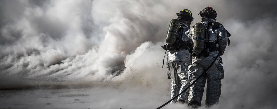 extinction d'un incendie par des pompiers en noir et blanc