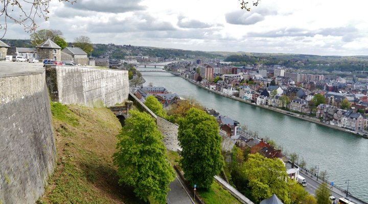 Vue sur la Meuse et les quais de Namur depuis les remparts de la citadelle