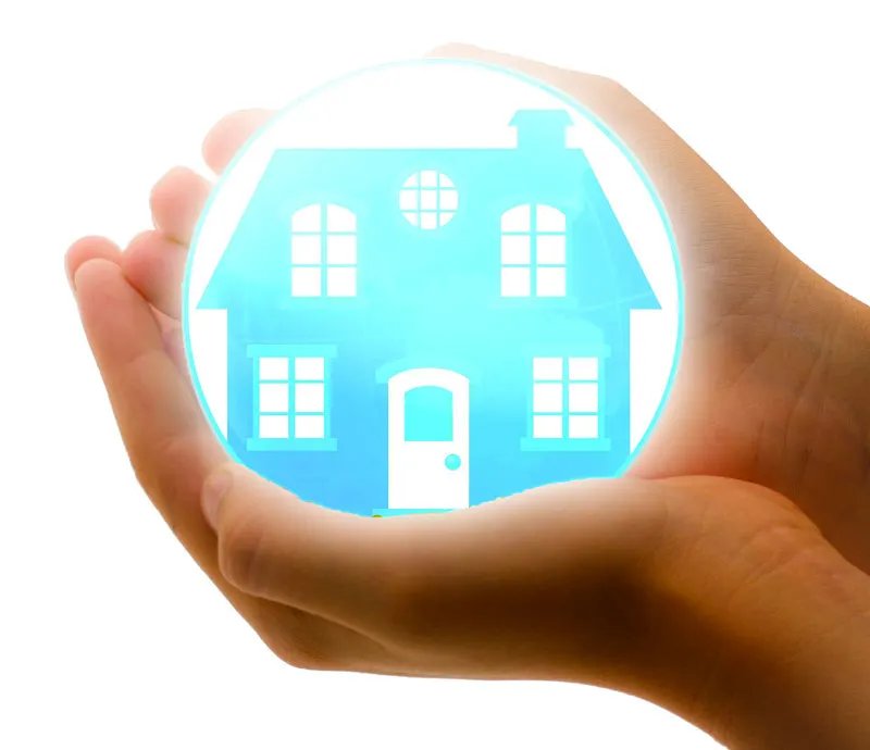 Mains tenant une bulle lumineuse renfermant le dessin d'une maison