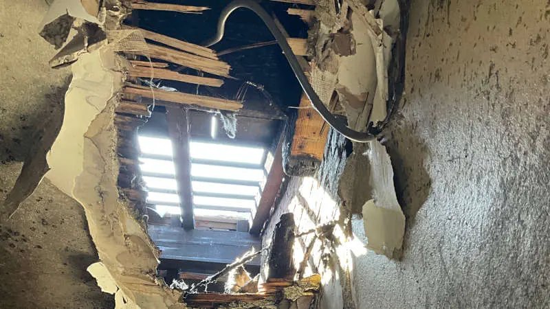 Toiture percée par un incendie expertise des dommages