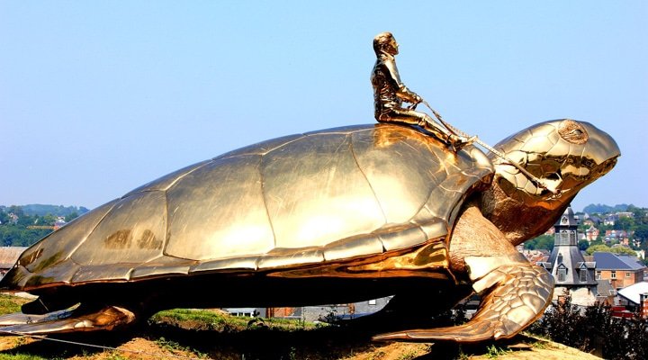 Sculpture de tortue dorée surplombant la ville de Namur depuis la citadelle