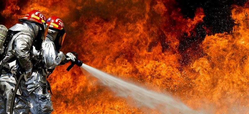 les pompiers luttent contre les flammes d'un incendie