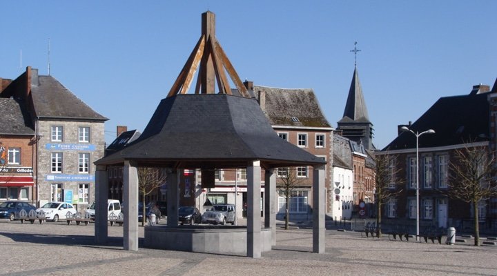 Grand-Place de Philippeville et son kiosque sous un ciel bleu