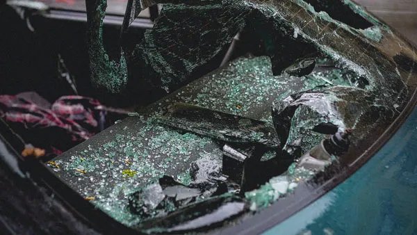 Habitacle de voiture couvert d'éclats de verre après un choc