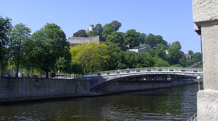 Pont sur la Meuse à Namur, avec la citadelle boisée en arrière-plan