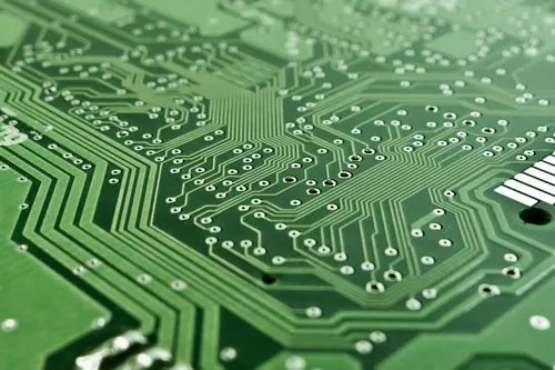 Gros plan sur un circuit imprimé électronique vert