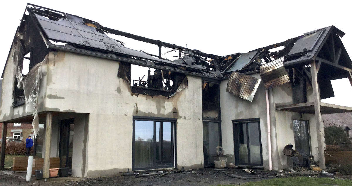 immeuble d'habitation ravagé par un incendie