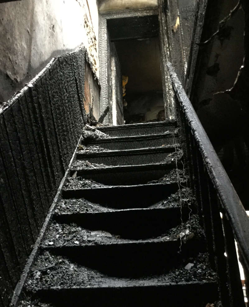 contre expertise d'un escalier calciné après un incendie en Belgique
