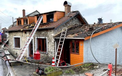 Une maison ravagée par les flammes à Bioul