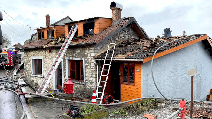 Une maison ravagée par les flammes à Bioul